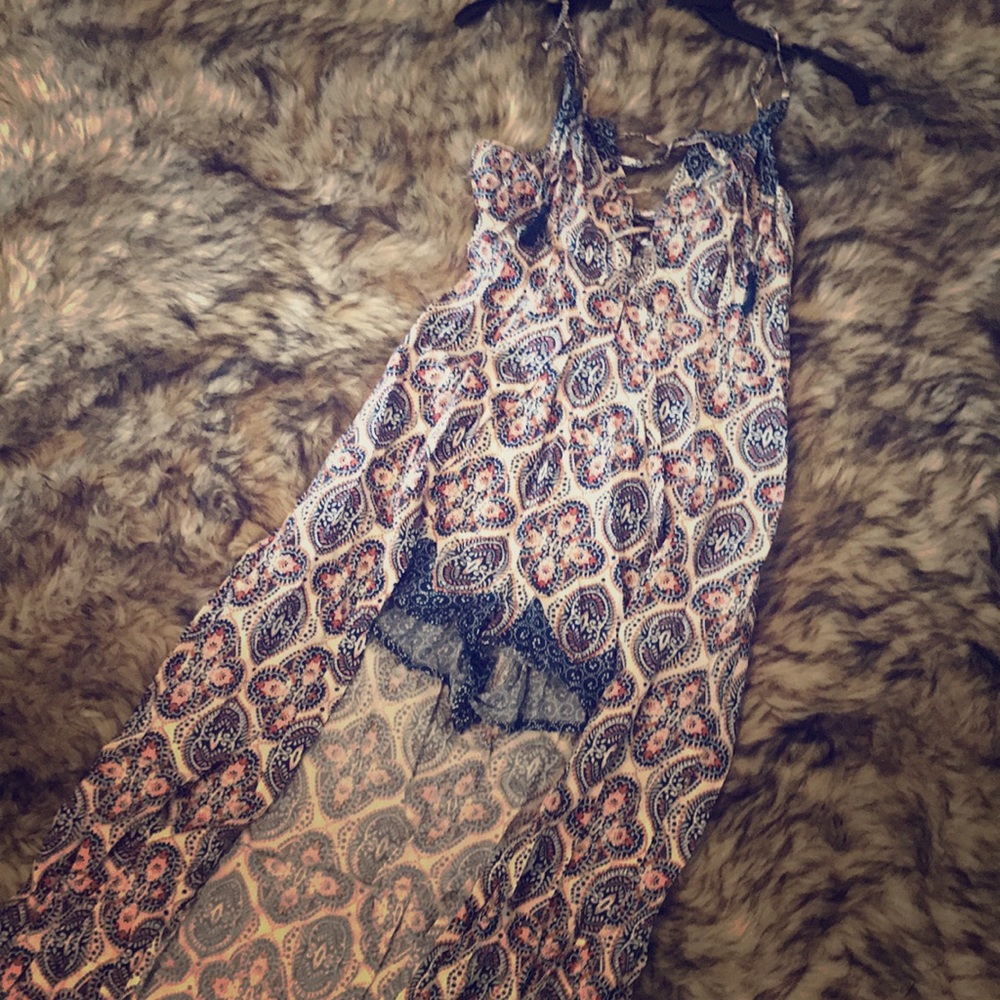 A romper with a cute high&low style